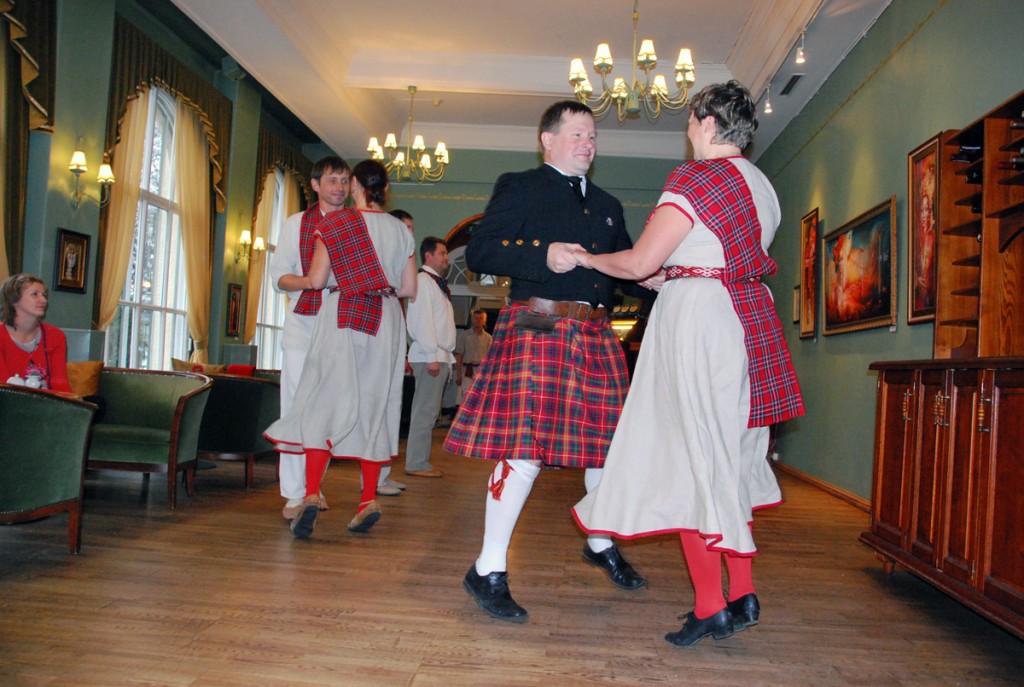 Kirmas tantsib 2014 a Briti päevade ajal keilit Café Grand'is Foto Urmas Saard