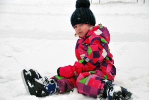 Kolmeaastane Anette esimest päeva uiskudel Foto Urmas Saard