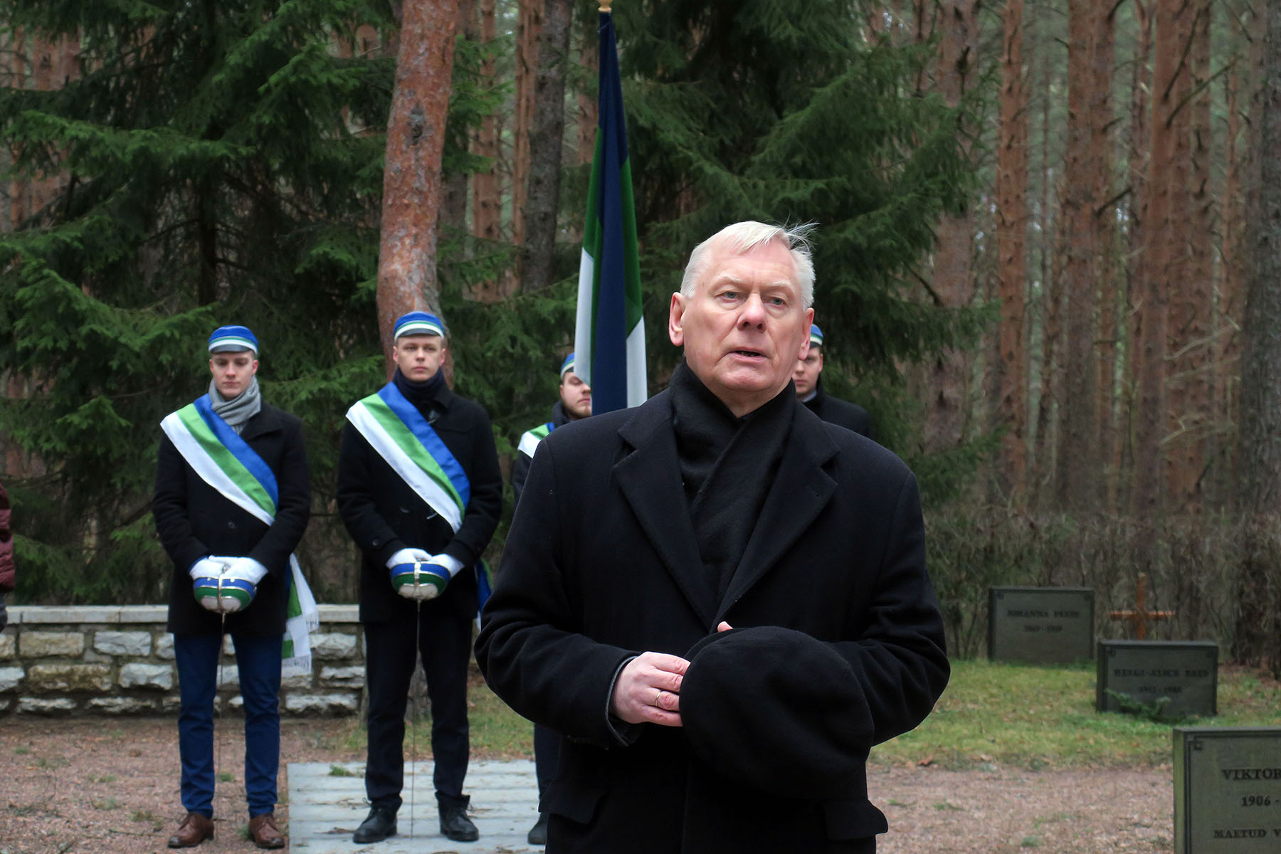 Konstantin Pätsi Muuseumi esimees Trivimi Velliste kõnelemas presidendi surma-aastapäeval 18. jaanuaril tema haual Tallinna Metsakalmistul. Foto H. Tooming