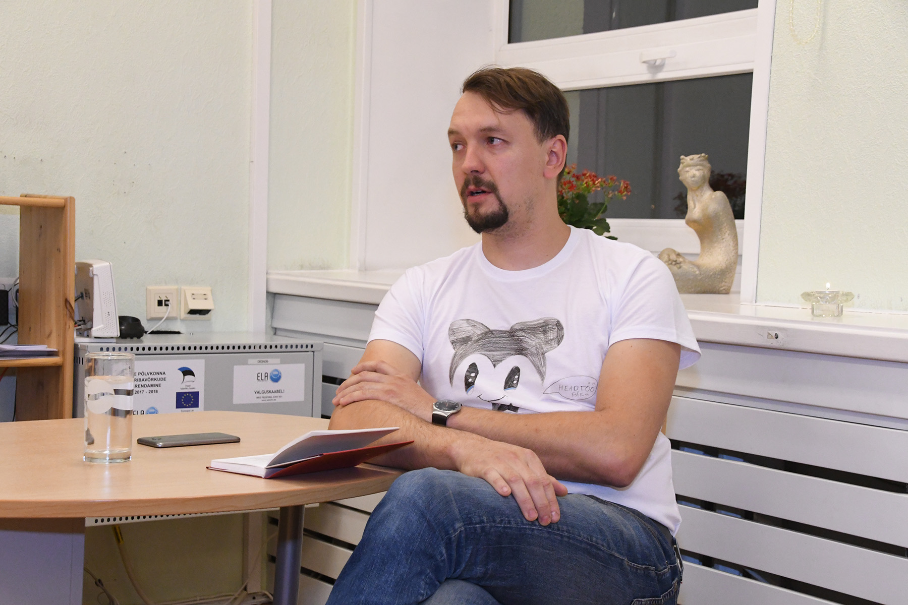Kristjan Kullerkan loeb Sindi raamatukogus Isak Dineseni Babette´i pidusööki. Foto Urmas Saard