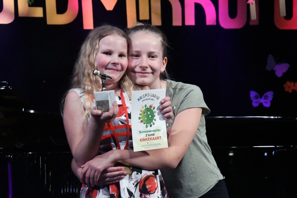 Kuldmikrofon 2017 võitja Mirtel Katrina Kits ja sama grand prix esimene omanik Elise Pani, seitse aastat tagasi Foto Urmas Saard
