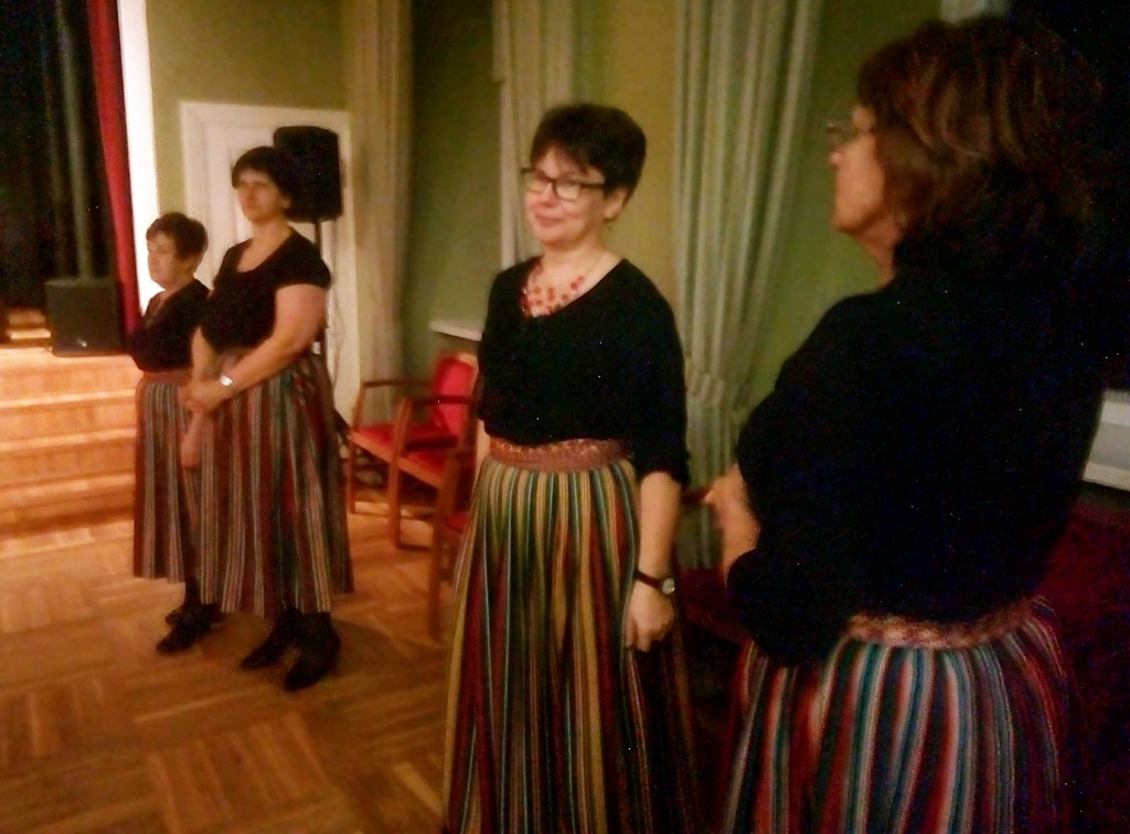 Kuremaa naisrühma liikmed Pajusis pärimustantse õppimas. Foto Jaan Lukas