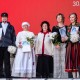 Kõik pärimuspreemiate laureaadid koos Eesti Folkloorinõukogu auliikme Ingrid Rüütliga. Foto Rene Jakobson
