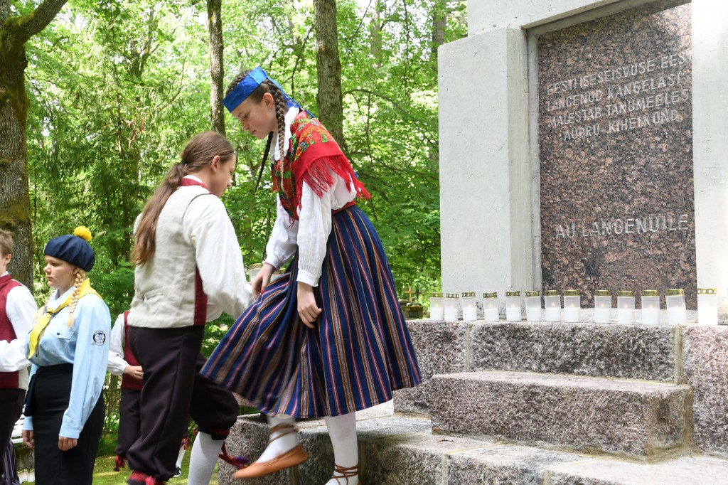 Küünlad Eesti vabaduse eest langenud Audru kihelkonna kangelaste mälestuseks. Foto Urmas Saard
