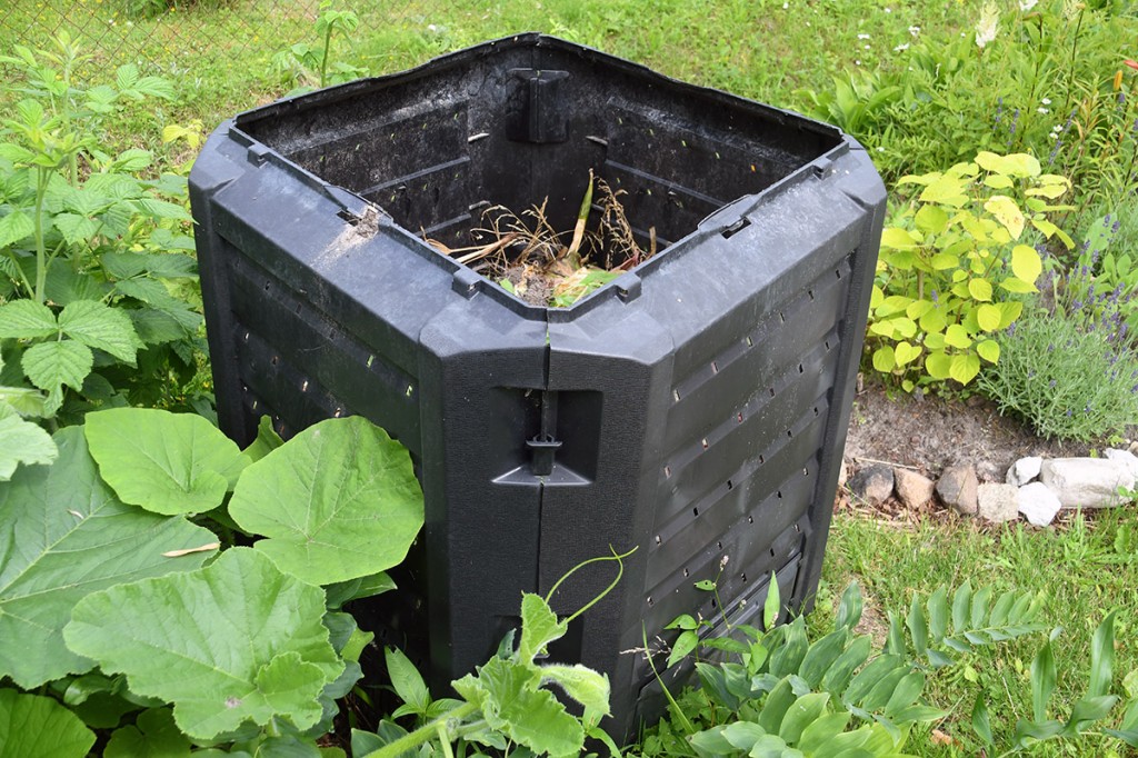Lahtivõetavate külgedega komposteerimise kast (mõõtmed 71X71X80 cm) Sindis Raudtee tänava koduaias Foto Urmas Saard