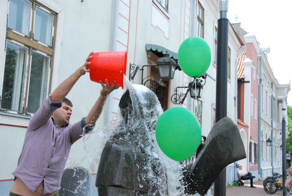 Lauri Habakuk, Pärnu Postimehe reporter, lõpetab papa Jannseni monumendi pesemise Foto Urmas Saard