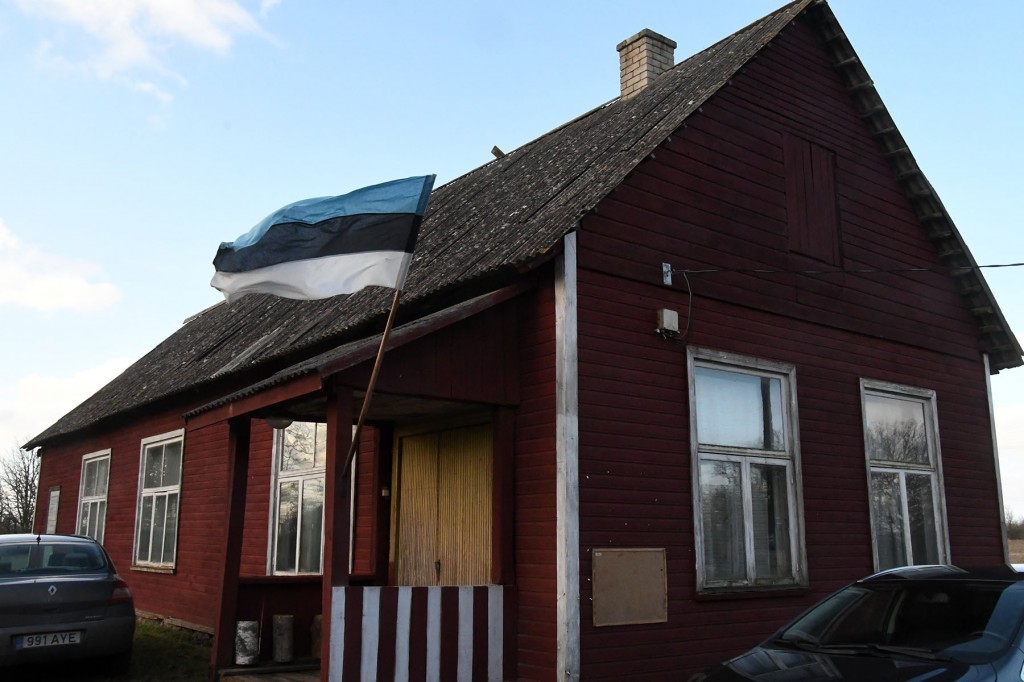 Lipp Metsküla rahvamajal Lääneranna vallas. Foto Urmas Saard