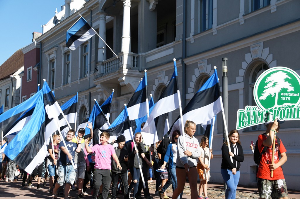 Lipu päeval Pärnus Rüütli tänaval Foto Urmas Saard