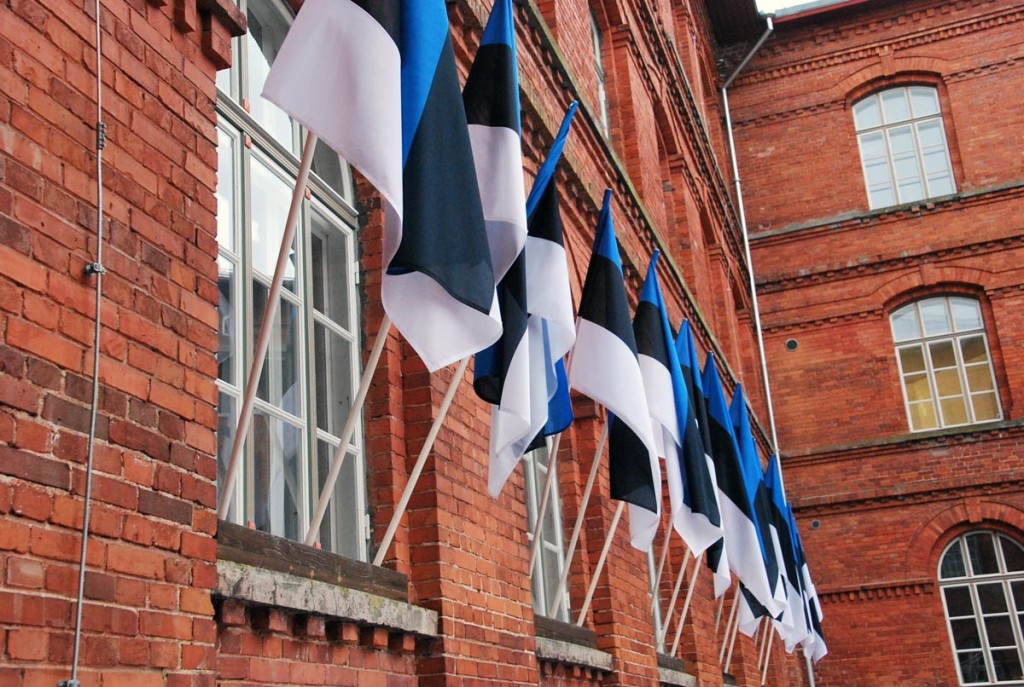 Lipud ehivad Sindi gümnaasiumi hoonet Tartu rahu 95 aastapäeval Foto Urmas Saard
