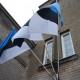 Lisaks  torni mastilipule lehvib Sindi raekoja torni seinal pidupäevadel veel  kolm Eesti lippu. Foto Urmas Saard