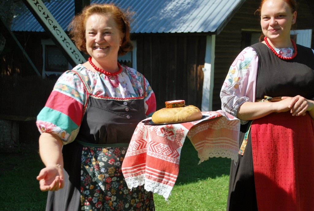 Ljubov Petrova ja Veronika Meibaum võtavad vastu vene kombe kohaselt soola ja leivaga Foto Urmas Saard