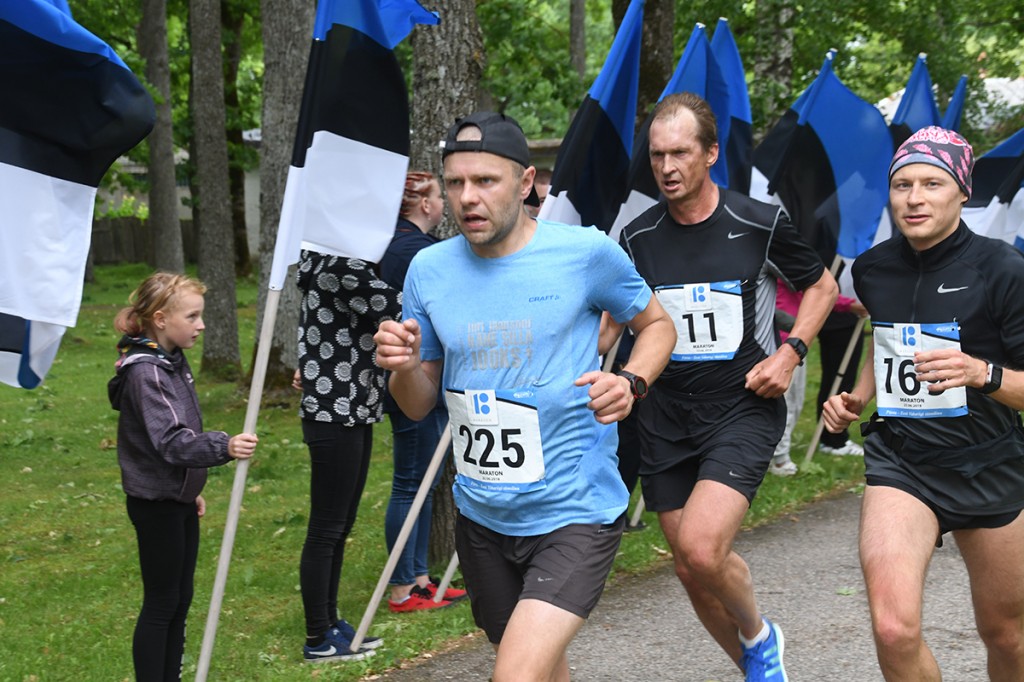 Maraton Eesti Vabariik 100 maratoonarid läbivad Sindit Foto Urmas Saard