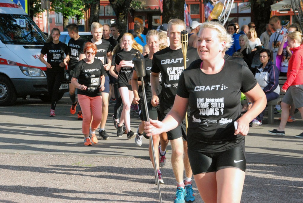 Maratoonarid mälestustule tõrvikutega Pärnus Rüütli platsil aastal 2016 Foto Urmas Saard