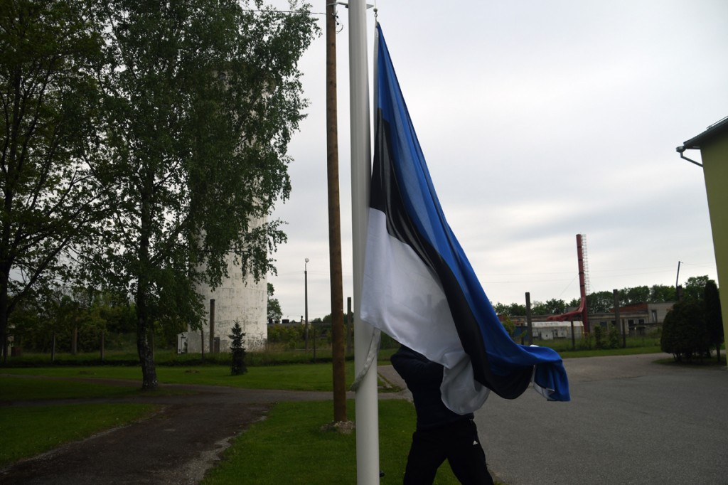 Margus Kask heiskab Eesti lipu päeva hommikul trikoloori Sindi seltsimaja esisel Foto Urmas Saard