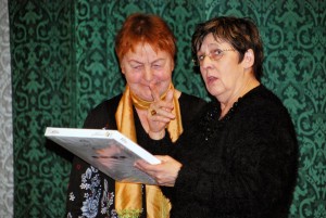 Mari Suurväli (paremal) tänab Lagle Parekit sisuka ettekande eest Foto Urmas Saard