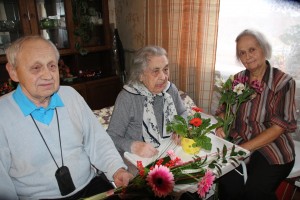 Täna 106aastaseks saanud Maria Kolk koos tütre ja väimehega. Fotod: Marianne Mett
