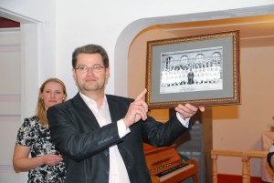 Marko Šorin, Sindi linnapea, kingib foto minevikust Foto Urmas Saard