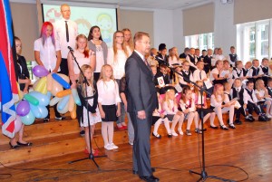 Marko Šorin, Sindi linnapea, tervitab algava õppeaasta esimesel koolipäeval Sindi gümnaasiumi õpilasi Foto Urmas Saard