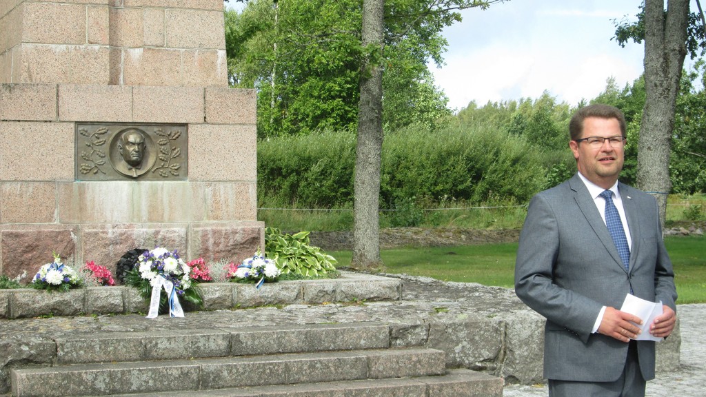 Marko Šorin Tahkurannas Konstantin Pätsi monumendi juures kõnelemas. Foto Tiina Tojak