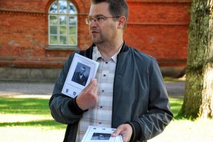Marko Šorin tutvustab Euroopa muinsuskaitsepäevade raames huvilistele Sindi tööstuspärandit ja kõneleb muust linna ajalooga  seonduvast Foto Urmas Saard