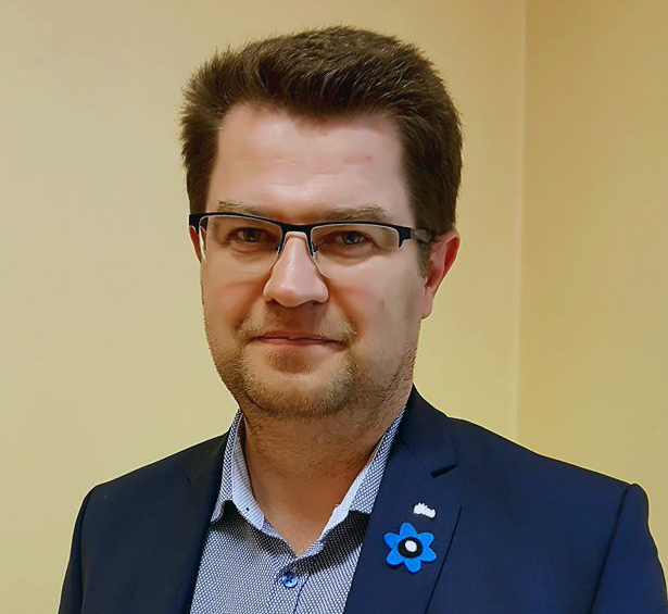 Marko Šorini rinnas on Kaitseväe ja Kaitseliidu veteranide toetamise sinilillekampaania märk Foto Urmas Saard