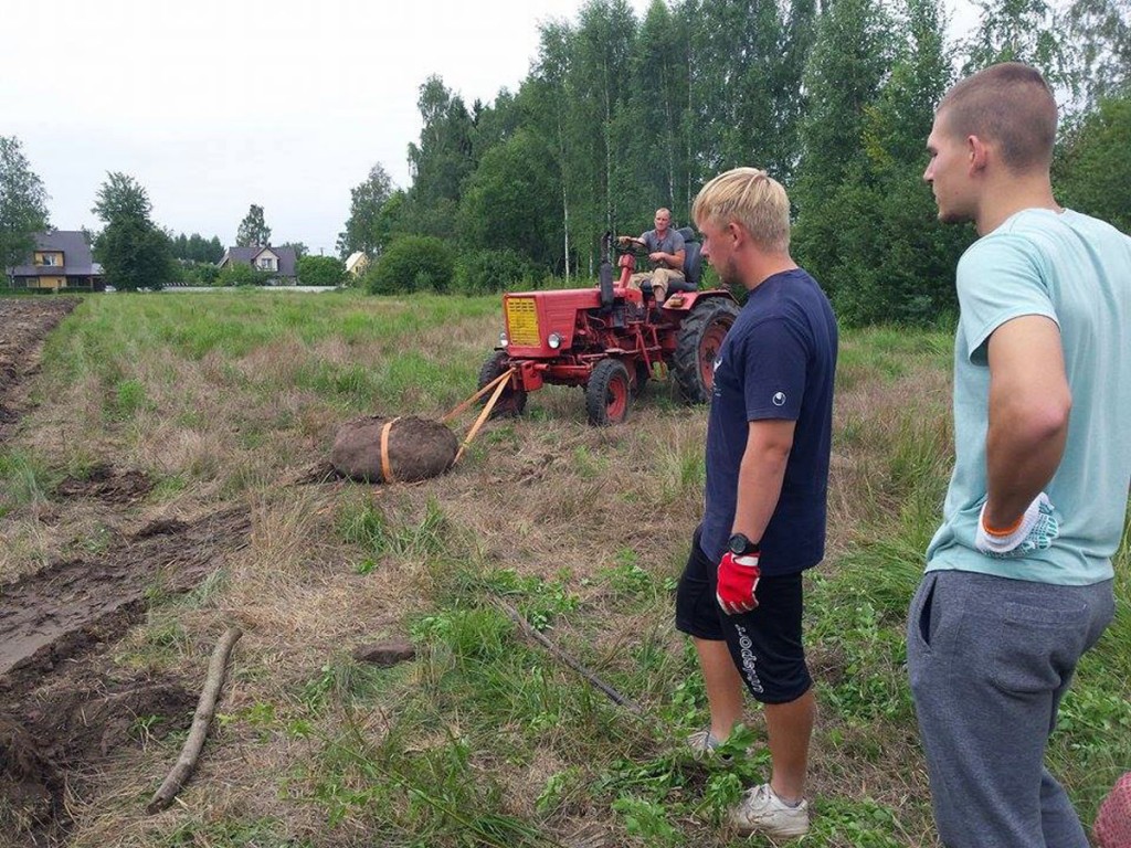 Martin Kuldmägi sikutab traktoriga suuri kivisid tulevaselt Sindi jalgpallistaadionilt minema Foto Marko Šorin