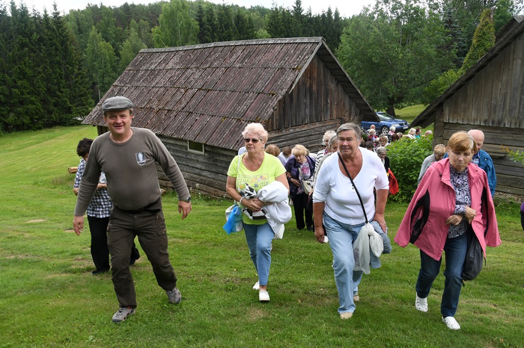 Meelis Mõttus läheb koos külalistega metsavenna punkrisse Foto Urmas Saard