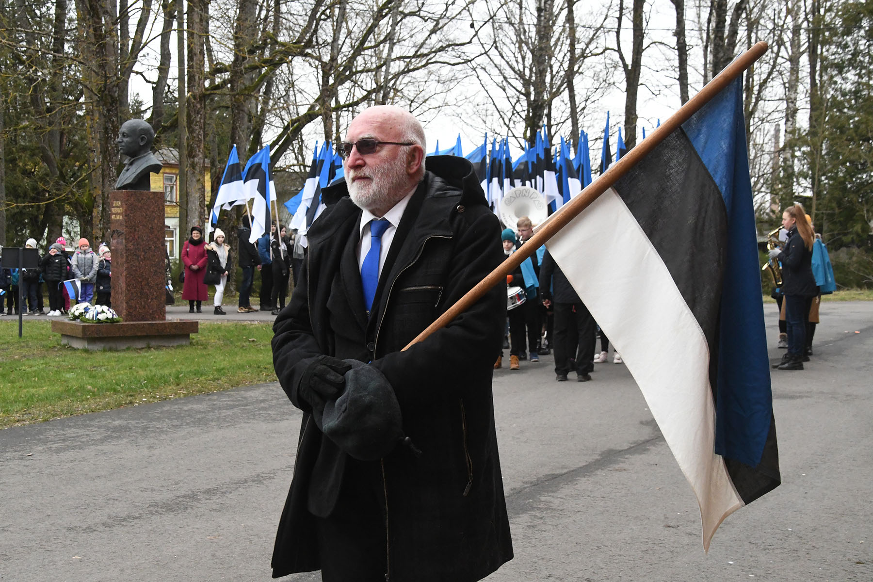 Mihkel Kalamees, Tori vallavolikogu aseesimees, erilise lipuga Eesti Vabariigi 102. aastapäeva paraadil Sindis. Foto Urmas Saard