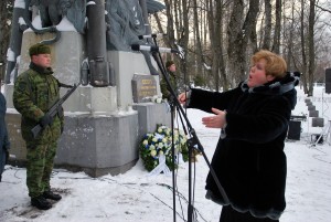 Mihkel Lüdigi nim meeskoori dirigeerib Evelin Mei Tartu rahu aastapäeval (2014) Pärnu Alevi kalmistul Foto Urmas Saard