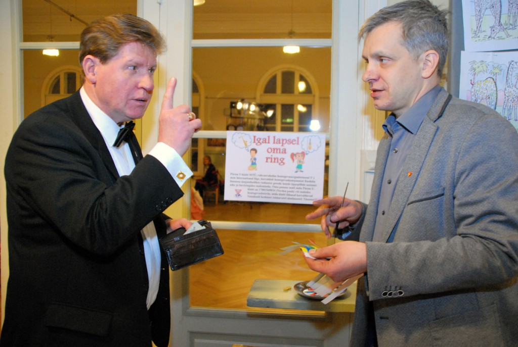 Mikko Selg (paremal) müüb euroseid loteriipileteid Foto Urmas Saard