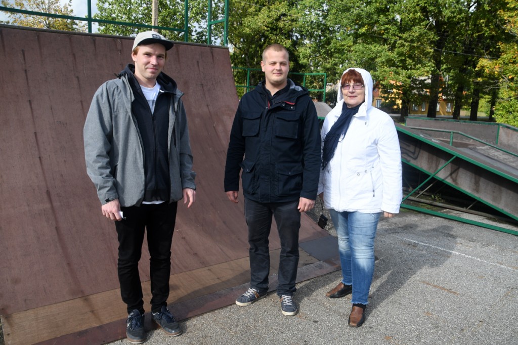 Mirko Reiman,  Rasmus Paimre ja Helle Vent 20 septembril Sindi praeguses skatepargi asukohas, kus peeti nõu tuleviku võimaluste üle Foto Urmas Saard