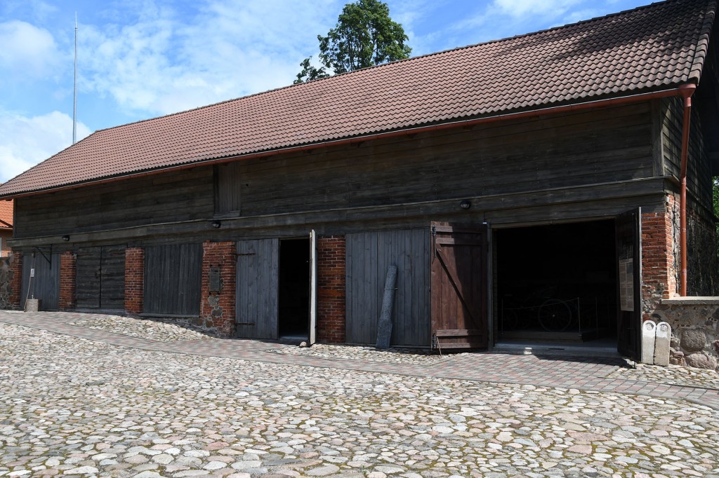 Muuseumi Varbuse postijaama sisehoovi rivistuvad läbi aastakümnete laulupeolisi peole viinud vankrid ja masinad. Foto Urmas Saard