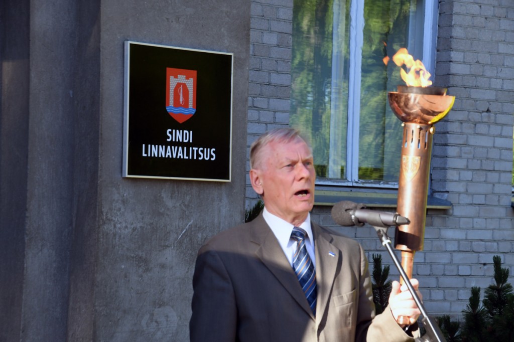 Mälestustuli on jõudnud Sinti ja peatub Presidendi kella all Foto Urmas Saard