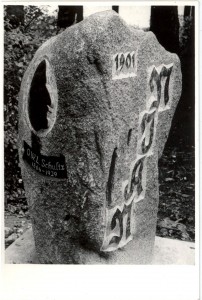 Naini mälestuskivi (1981) Valmistanud kiviraidur Ado Koch