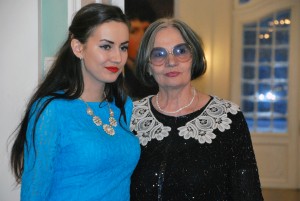 Nicole oma vanaema Alla Meosega külalisi vastu võtmas Foto Urmas Saard