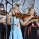 Noored viiuldajad XXVII Viljandi pärimusmuusika festivali avakontserdil Telia Kaevumäe laval. Foto Urmas Saard