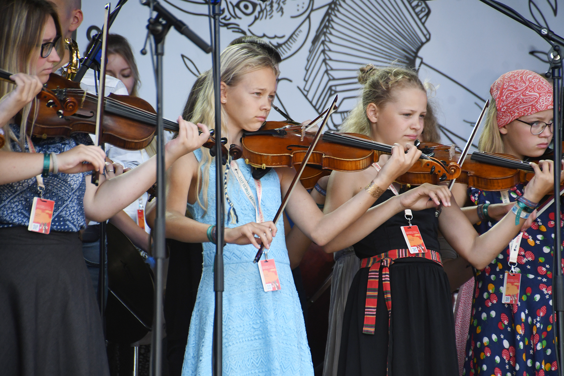Noored viiuldajad XXVII Viljandi pärimusmuusika festivali avakontserdil Telia Kaevumäe laval. Foto Urmas Saard