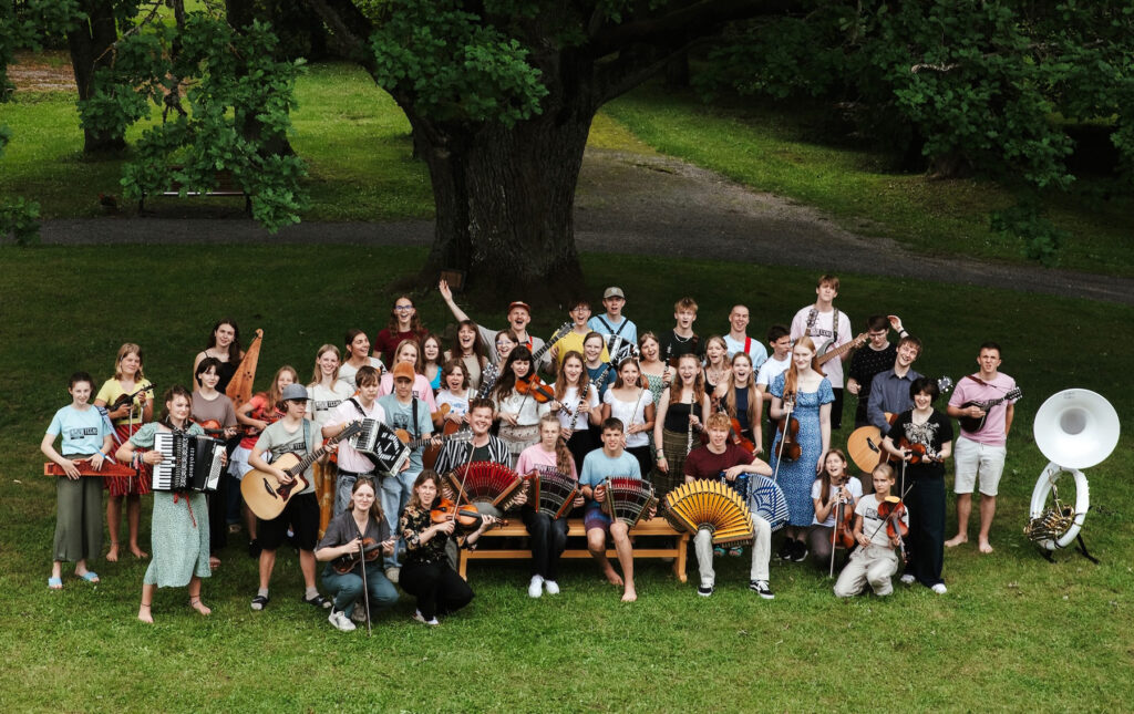 Noorte ETNO 2025. aastal. Foto: Kerttu Kruusla Päevatoimetaja Kolm suvist etnolaagrit avasid vastuvõtu ning ootavad 10–30-aastaseid pärimusmuusikahuvilisi end k