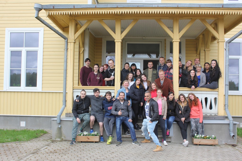 Noortevahetuse osalejad ühiselt Kildu külalistemaja pererahvaga. Foto Herkko Sõber