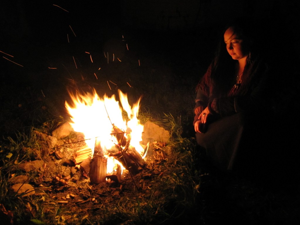Hingedeöös on Liina Meta Kuuskman süüdanud puhastava lõkketule. Foto: Elina Allas
