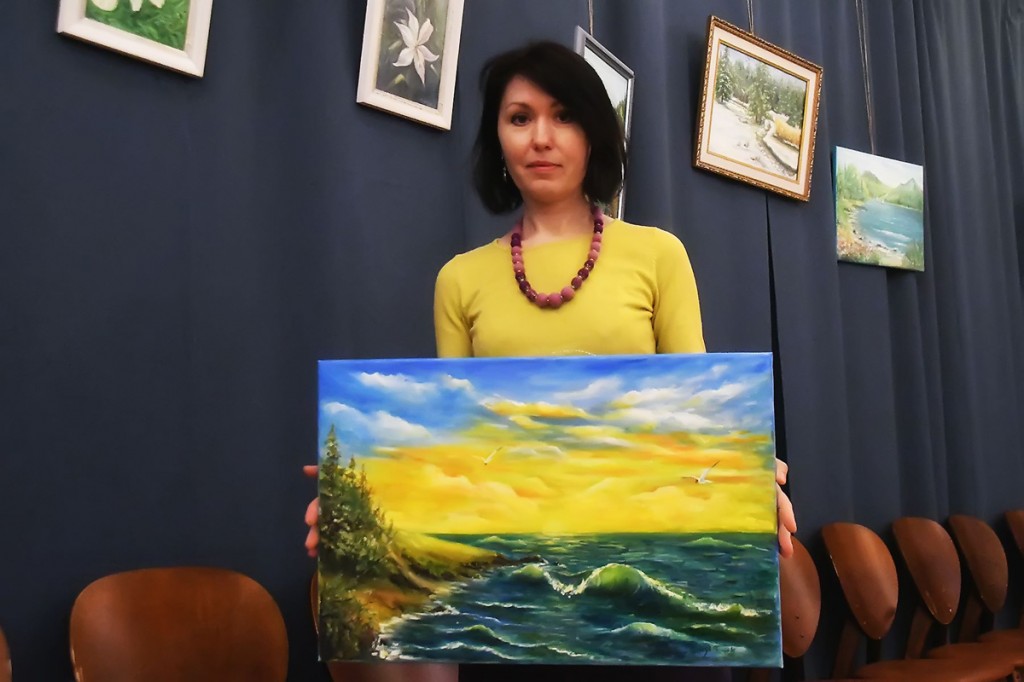 Olga Belash-Karasjova oma maalidega  Foto Urmas Saard