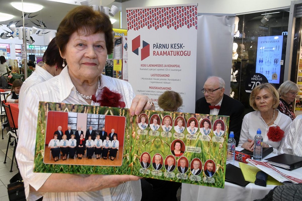 Olga Muraškina, Maarjahein ansamblivanem, tutvustab lauljate pildialbumit. Foto Urmas Saard