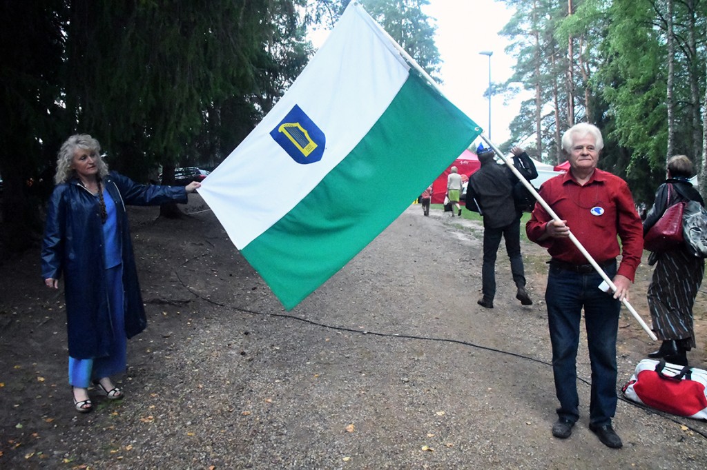 Osvald Sasko Petserimaa lipuga Foto Urmas Saard