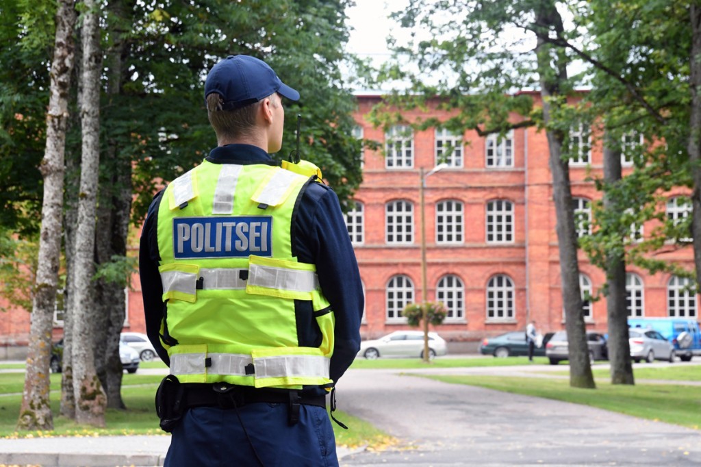 Paikuse politseikooli kadett Sindi gümnaasiumi lähedal Pärnu maantee ääres Foto Urmas Saard