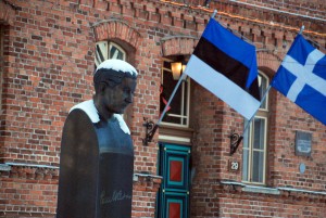 Paul Kerese büst omaaegse Pärnu Poeglaste Gümnaasiumi ees Foto Urmas Saard