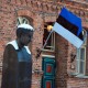 Paul Kerese büst omaaegse Pärnu Poeglaste Gümnaasiumi ees Foto Urmas Saard