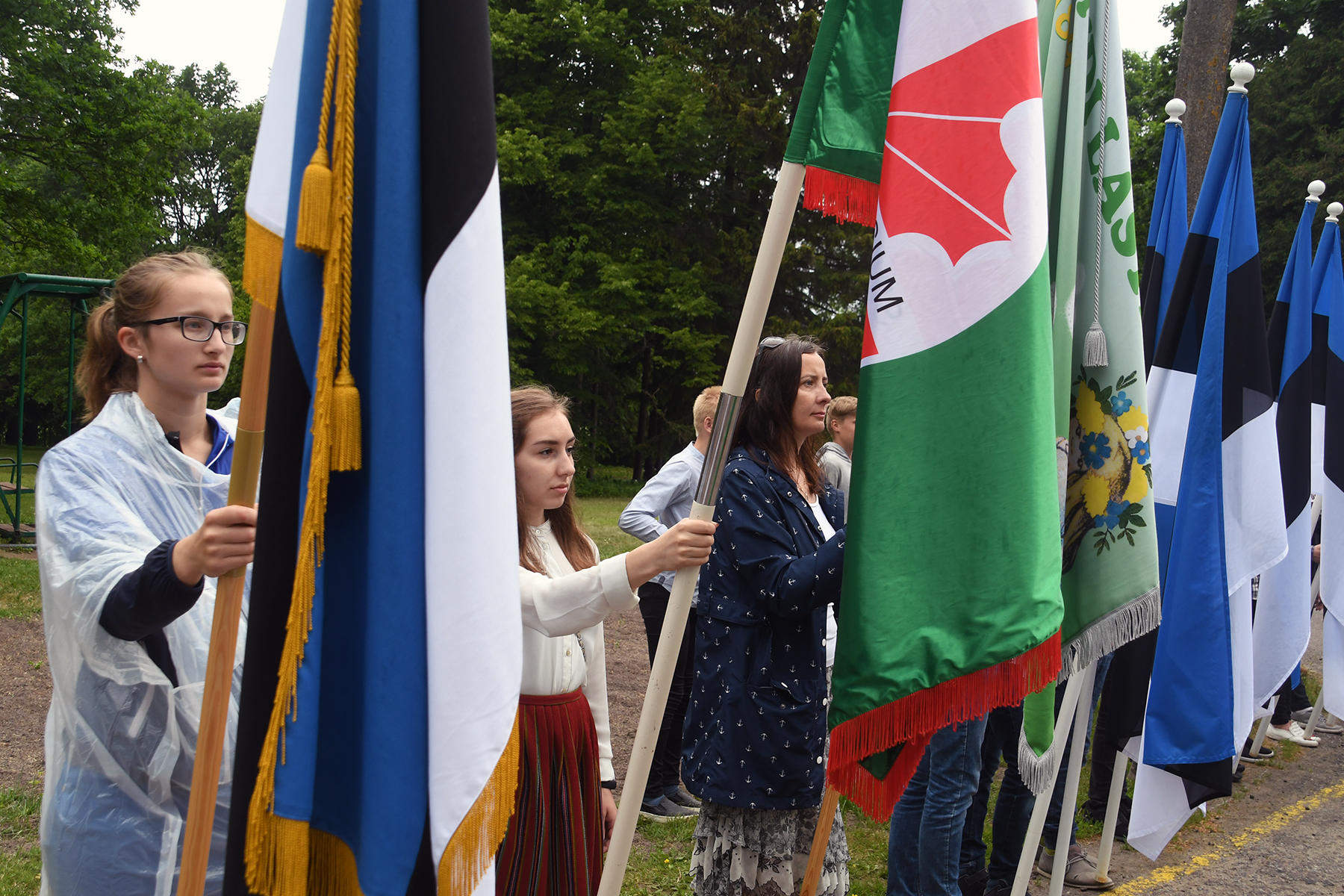 Pidulik lipurivistus Sindi linna raekoja ees 2018. a lipu päeval. Foto Urmas Saard