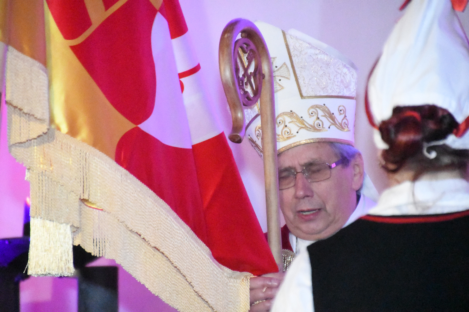 Piiskop Joel Luhamets õnnistab Tori valla lippu Foto Urmas Saard