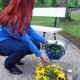 Pille-Riin Karuse asetab lilled Viktor Araku kalmule  Foto Urmas Saard