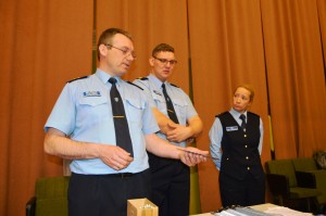 Politseijuhid M. Kaldma, J. Sildoja ja Õ. Kopli teavet jagamas. 